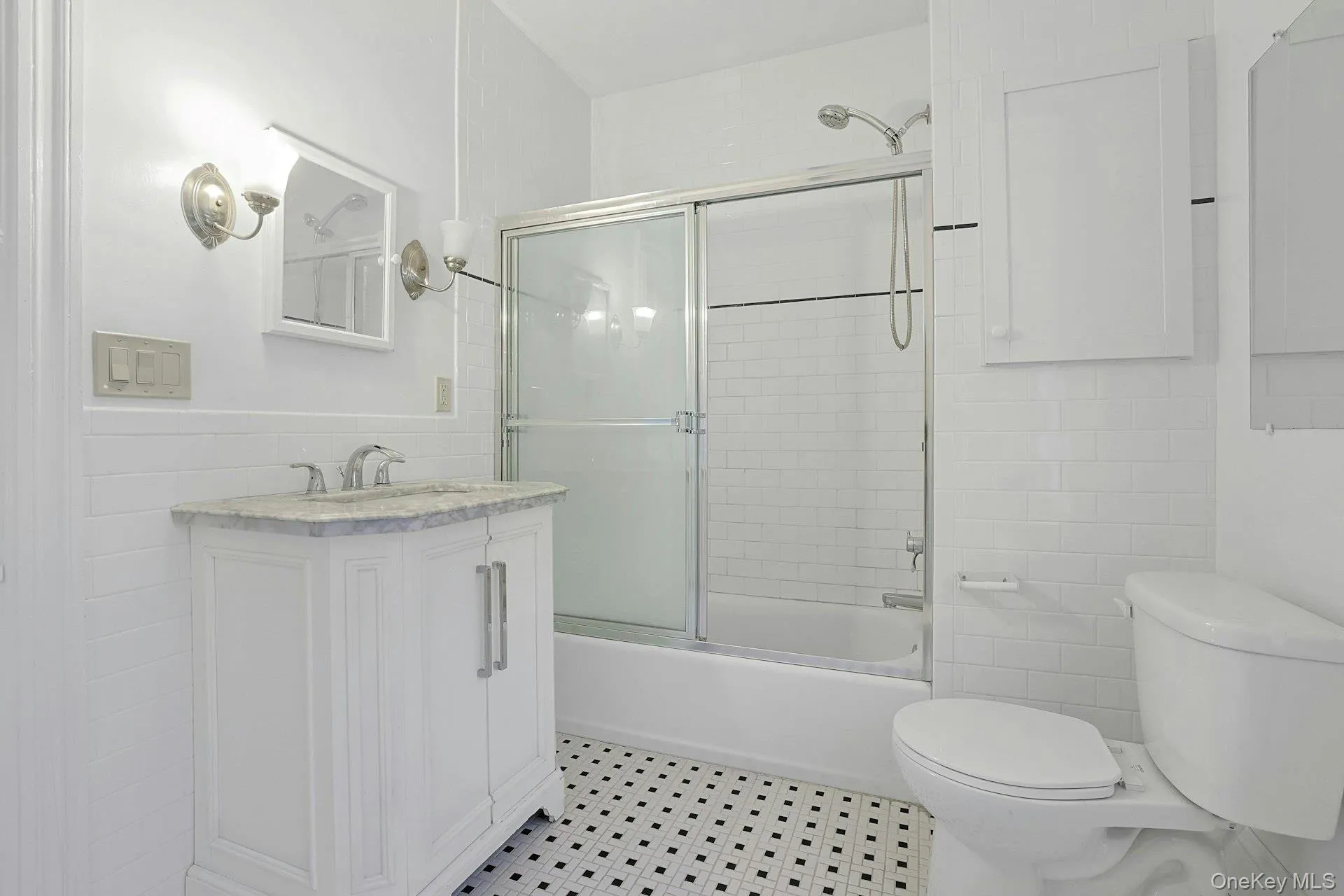 Full upper level bathroom Full upper level bathroom