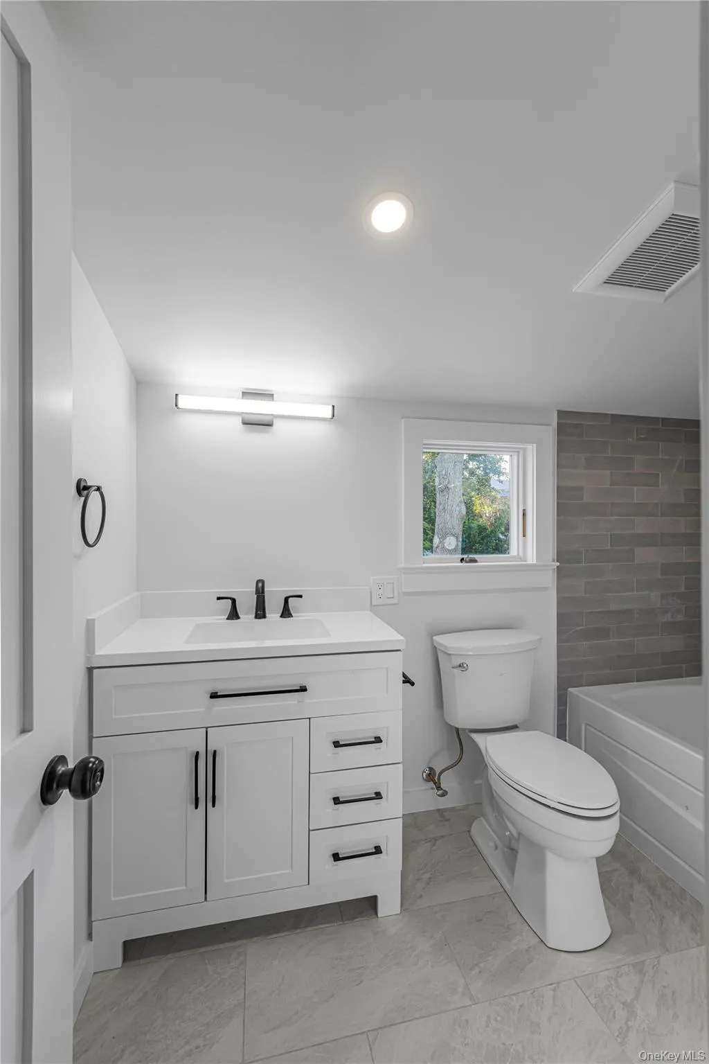 2nd Floor Ensuite Bath - Photo 1 2nd Floor Ensuite Bath - Photo 1