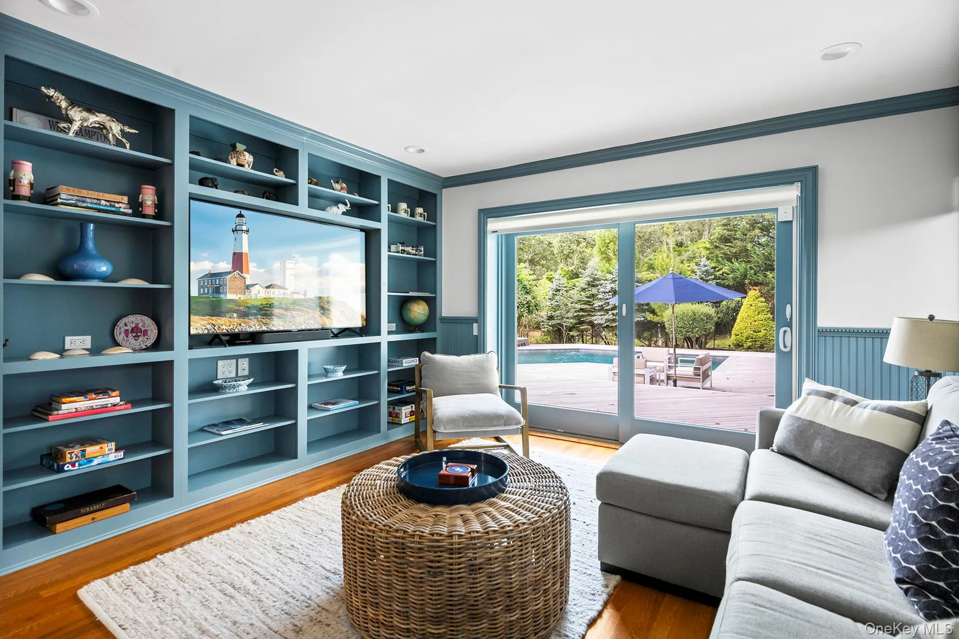 Den with built-ins Den with built-ins