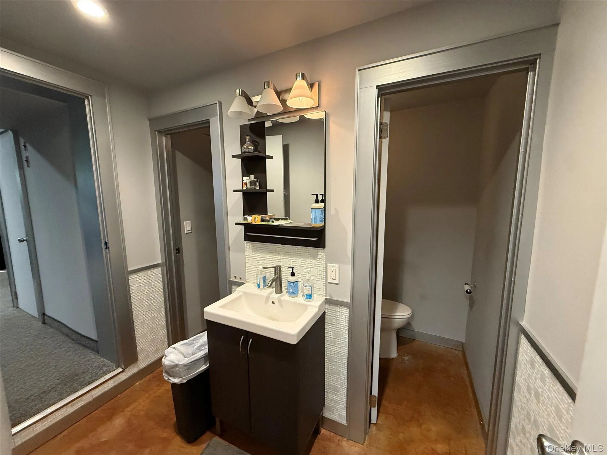 Bath with vanity and backsplash Bath with vanity and backsplash