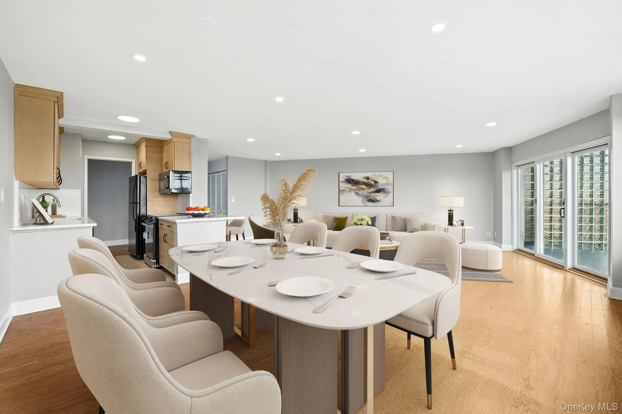 Virtually staged dining area (Option 1) Virtually staged dining area (Option 1)