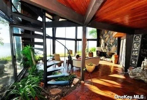 Open layout, high ceilings. Open layout, high ceilings.