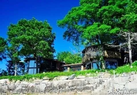 Steps to beach, or jump into the Sound at high tide! Steps to beach, or jump into the Sound at high tide!