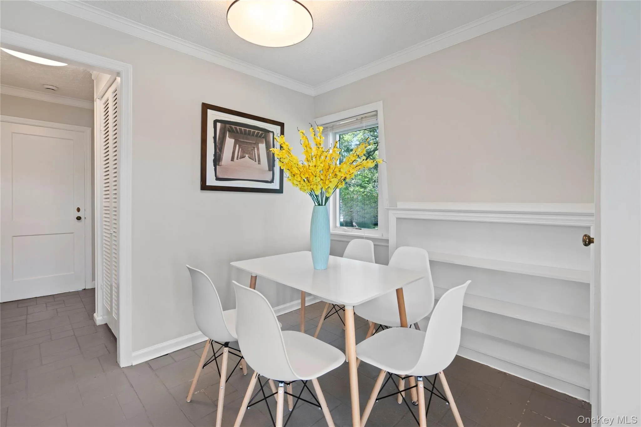 Dining space with crown molding Dining space with crown molding