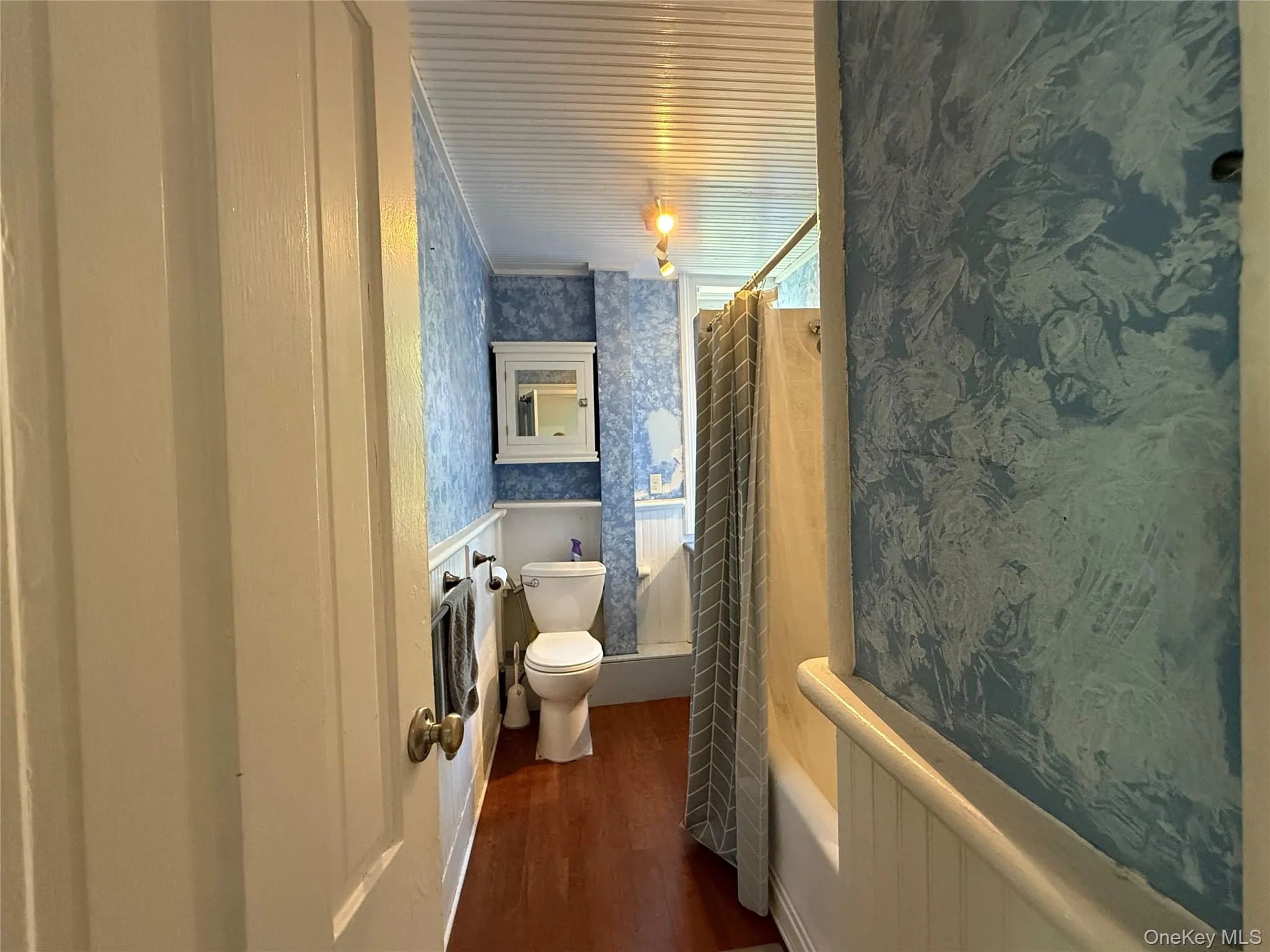 Bathrooom (will be repainted) Bathrooom (will be repainted)
