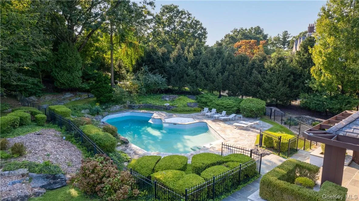 With Water fall and whirlpool With Water fall and whirlpool