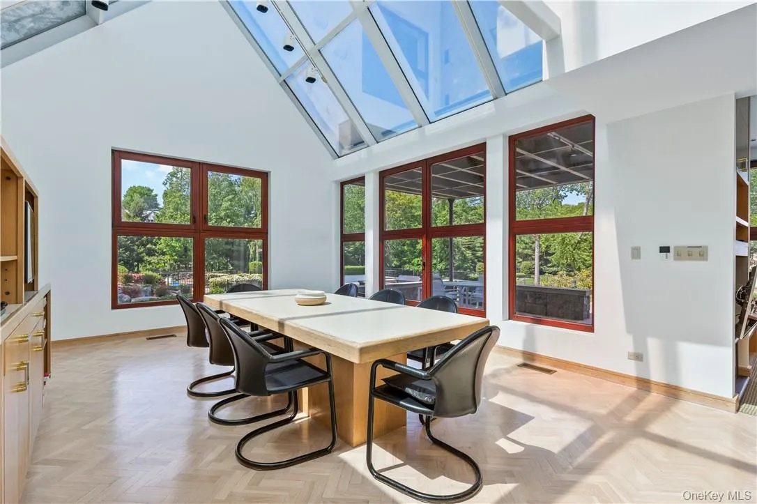 Comfortable Breakfast Room with Glass Roof and Large Windows Comfortable Breakfast Room with Glass Roof and Large Windows