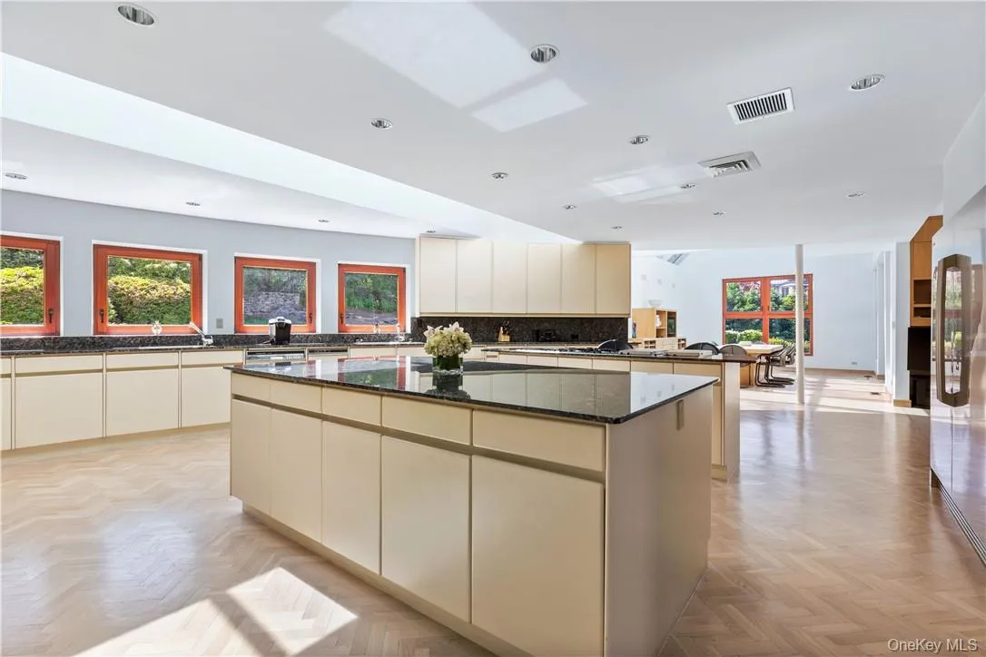 Spacious Gourmet Eat-In Chef's Kitchen Spacious Gourmet Eat-In Chef's Kitchen