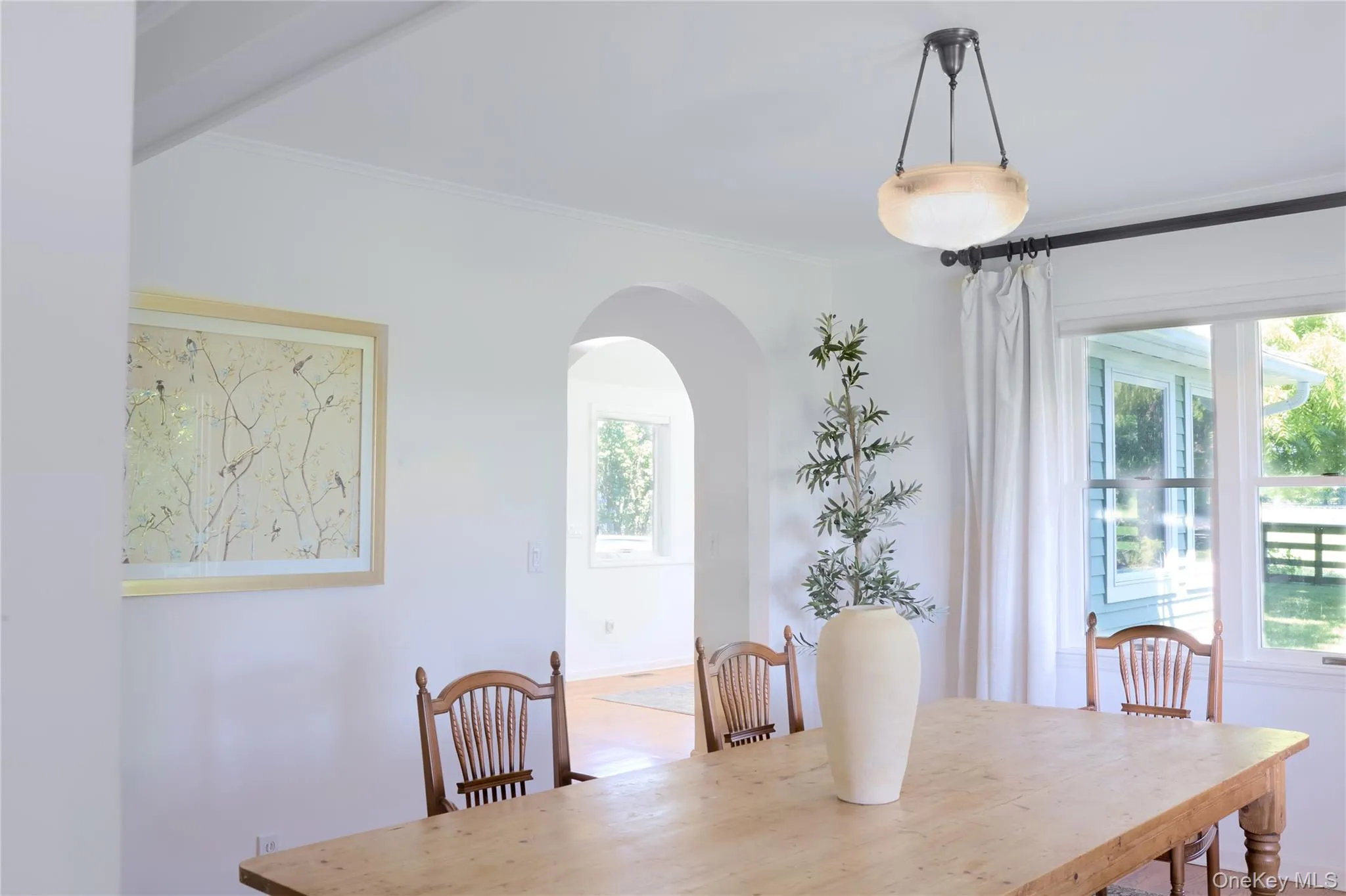 Dining area with arched walkways and crown molding Dining area with arched walkways and crown molding