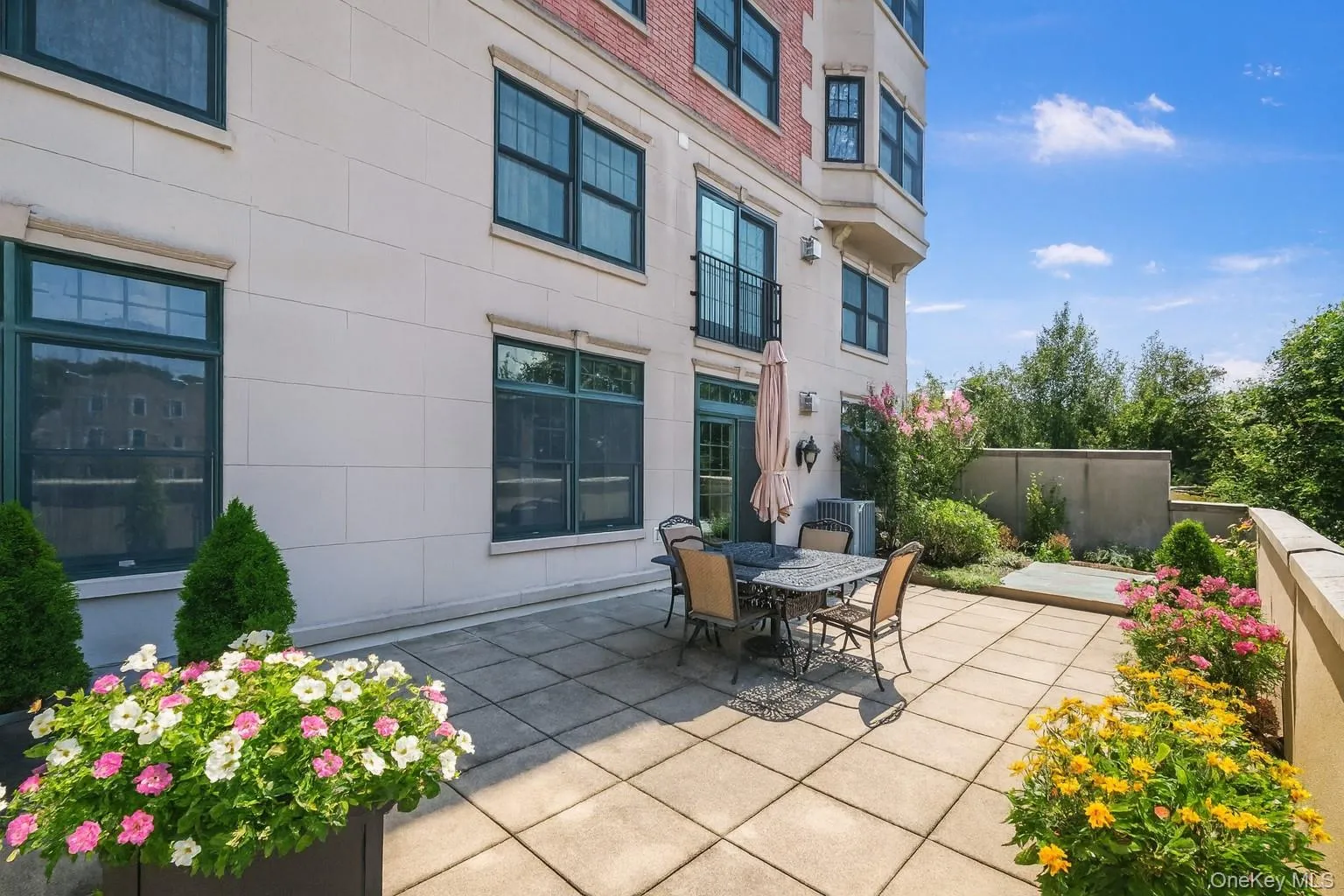 GORGEOUS PRIVATE PATIO! GORGEOUS PRIVATE PATIO!