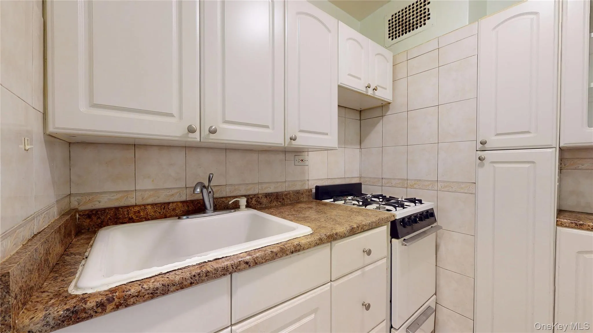 99-10 60th Avenue, New York, NY, 3 Rooms Rooms,1 BathroomBathrooms,Residential,For Rent,60th,0,912174 99-10 60th Avenue, New York, NY, 3 Rooms Rooms,1 BathroomBathrooms,Residential,For Rent,60th,0,912174