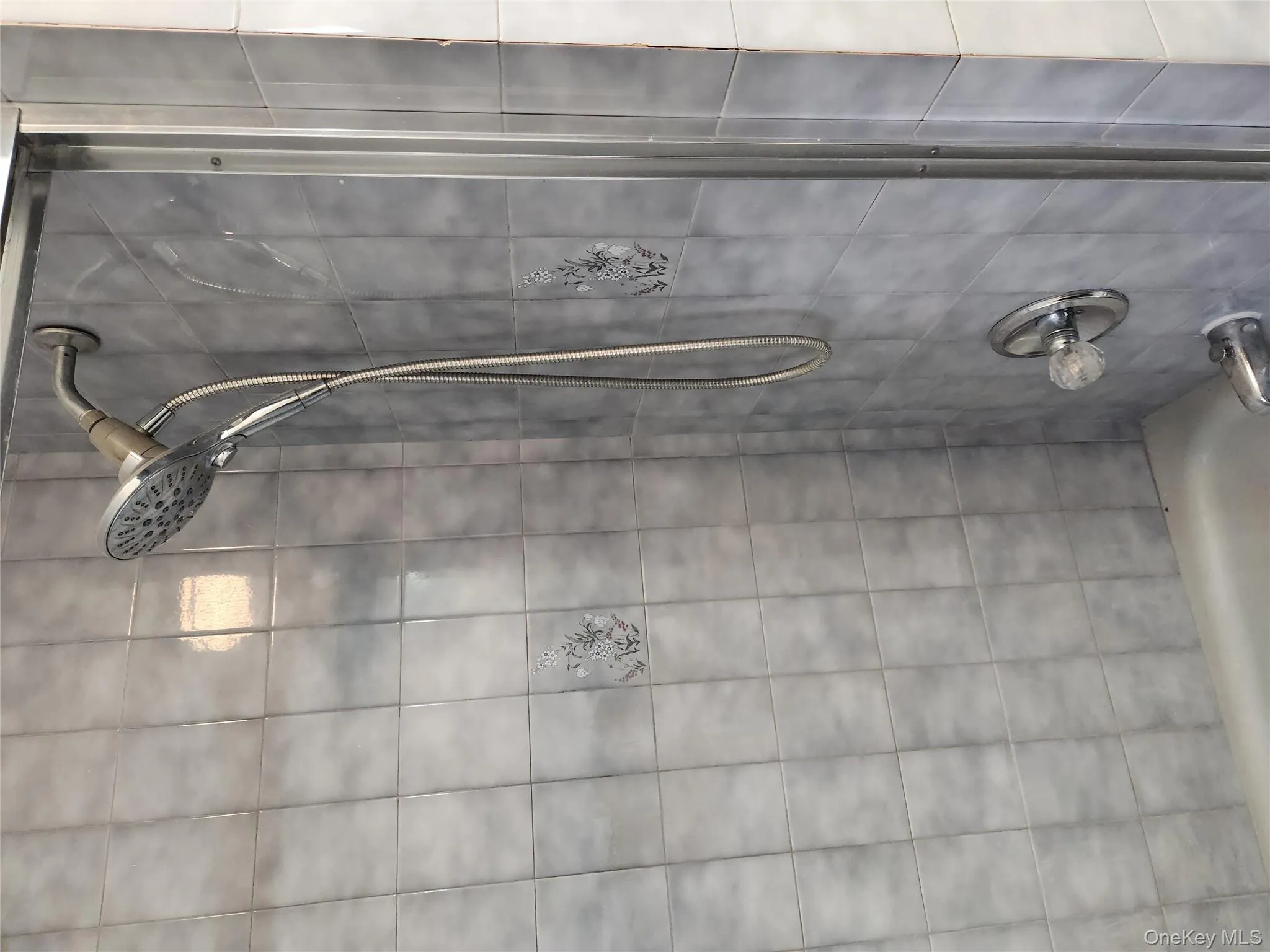 Full bath featuring shower / tub combination Full bath featuring shower / tub combination