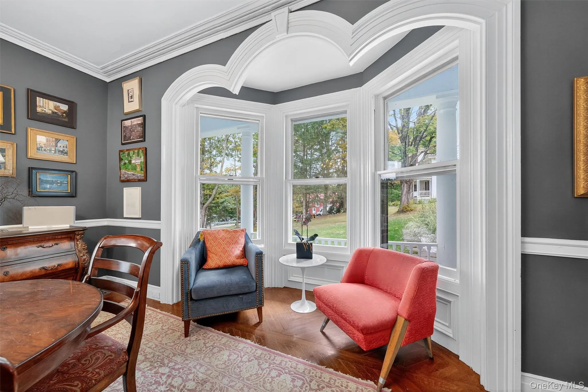 Sitting room with crown molding Sitting room with crown molding