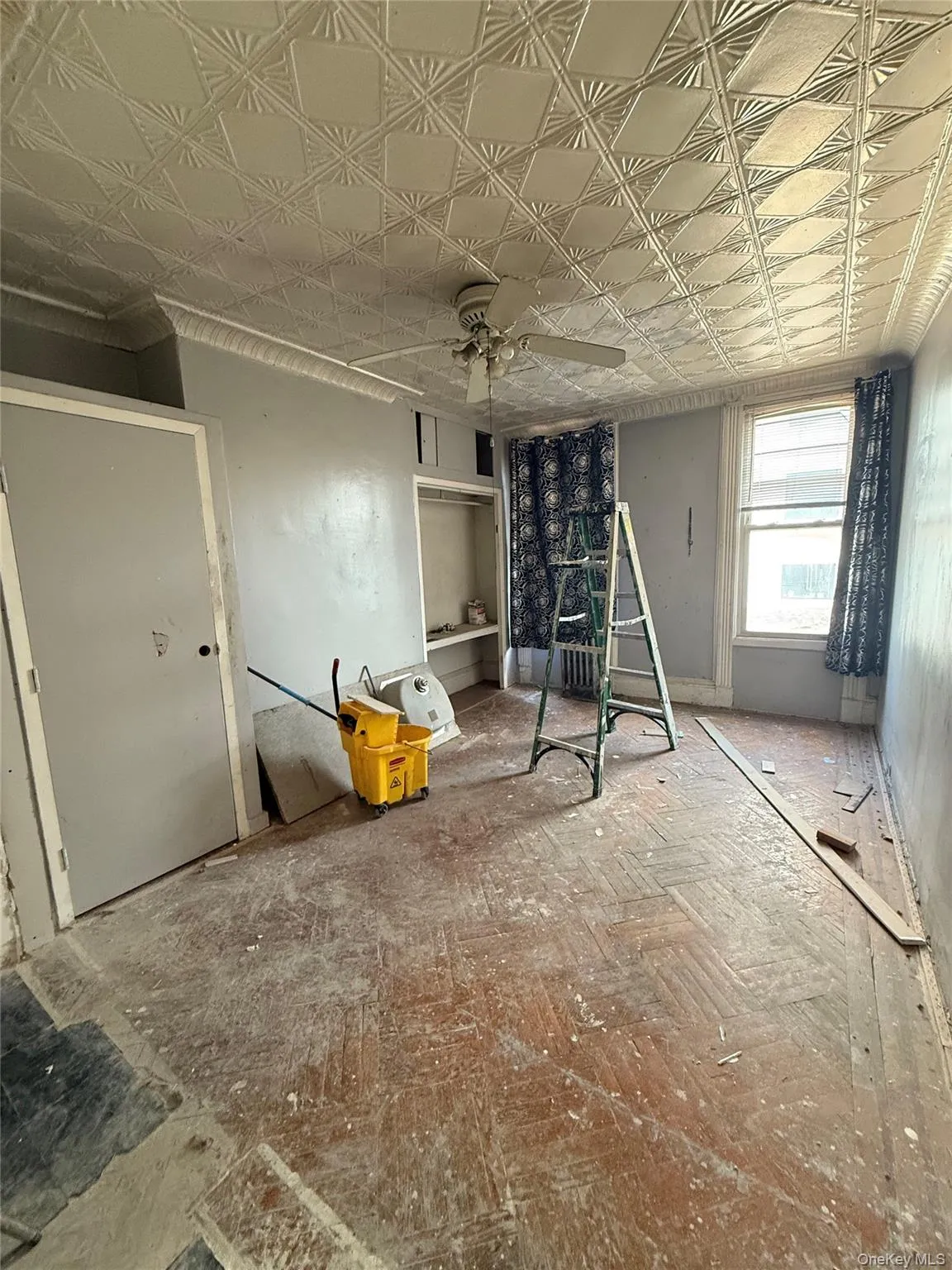 Unfurnished room with an ornate ceiling and ceiling fan Unfurnished room with an ornate ceiling and ceiling fan