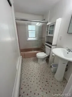 Bathroom with bathing tub / shower combination and toilet Bathroom with bathing tub / shower combination and toilet