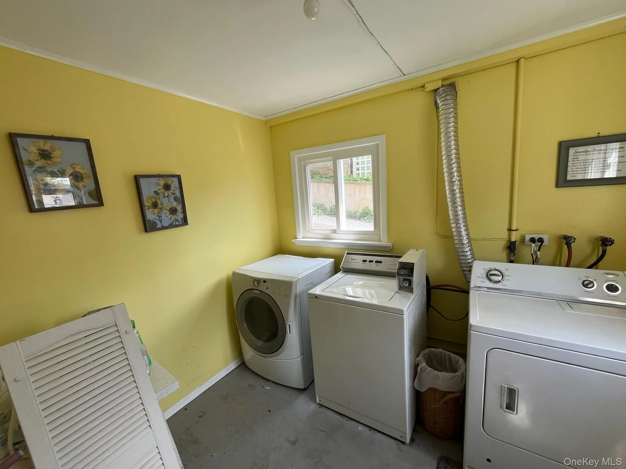Laundry area featuring independent washer and dryer and baseboards Laundry area featuring independent washer and dryer and baseboards