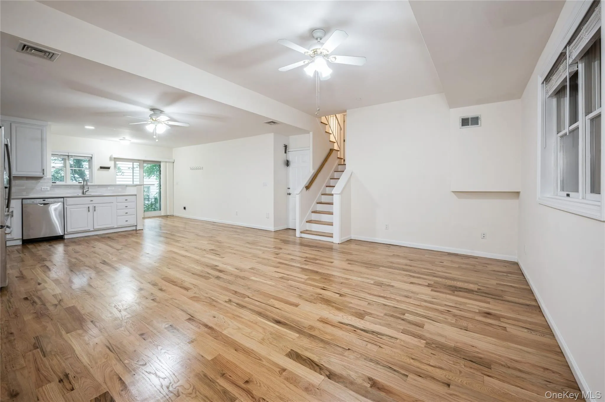 Very large living room and dining area; shining hardwood floors, ceiling fan. Very large living room and dining area; shining hardwood floors, ceiling fan.
