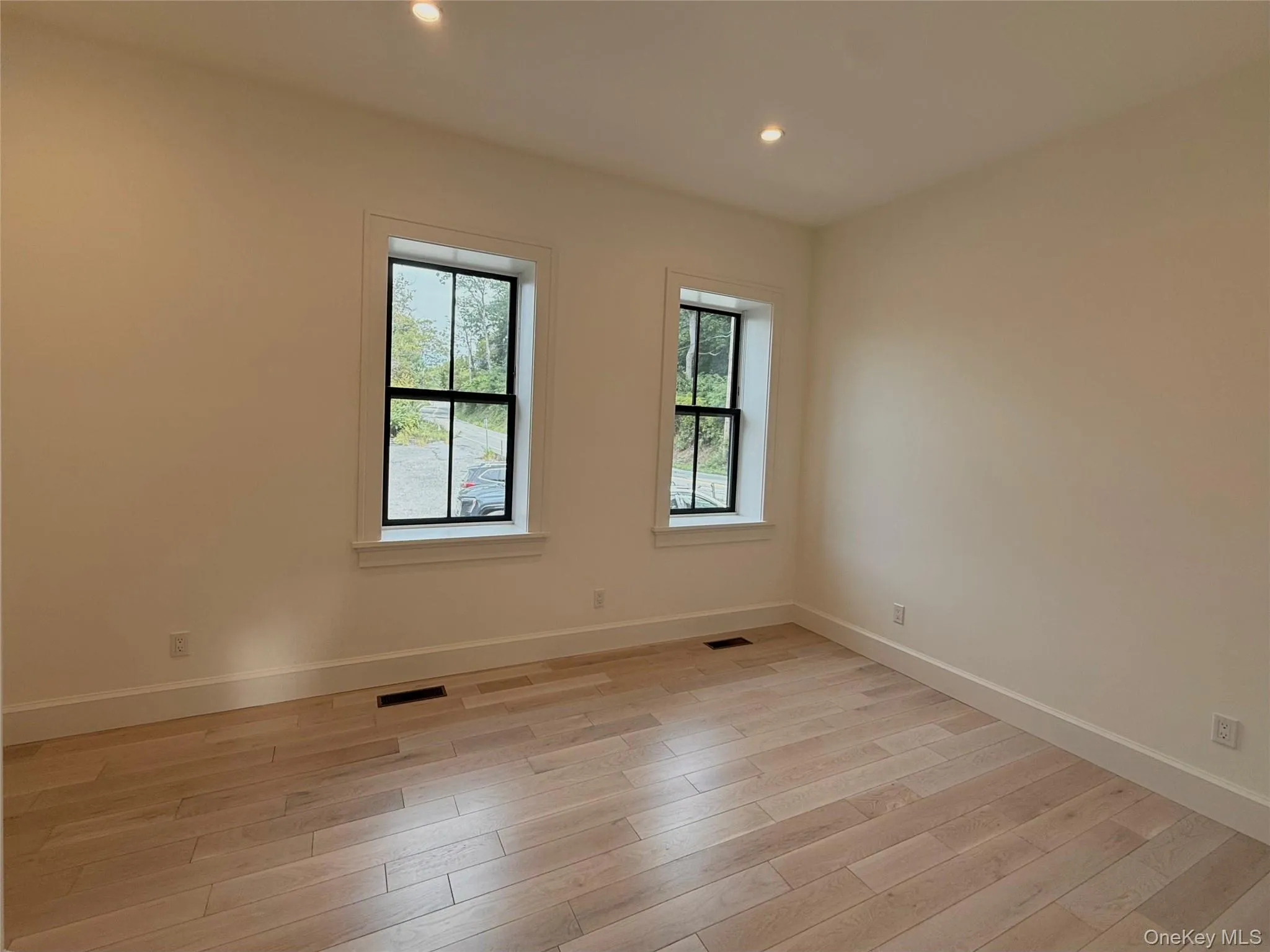 Loads of natural light from two large windows Loads of natural light from two large windows