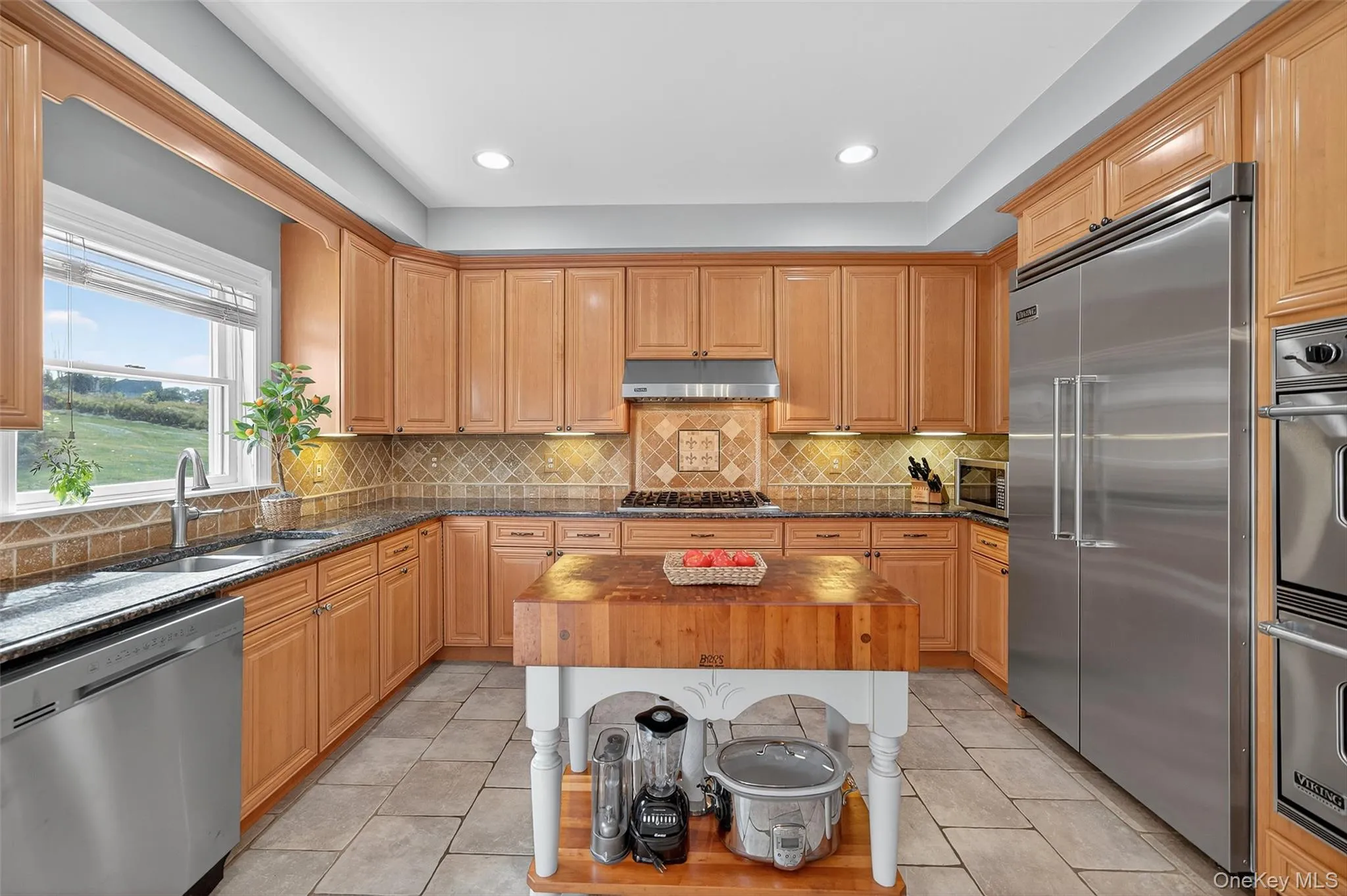 Chef's kitchen with high end appliances and finishes. Chef's kitchen with high end appliances and finishes.