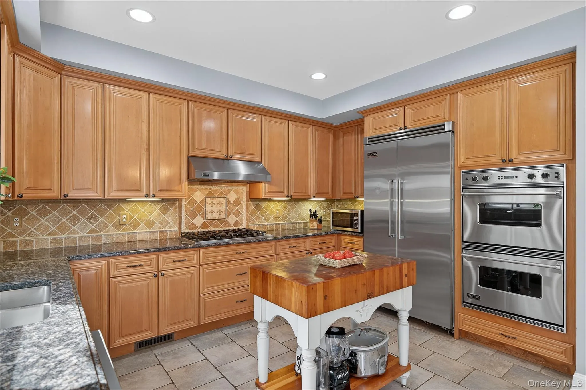 Chef's kitchen with high end appliances and finishes. Chef's kitchen with high end appliances and finishes.