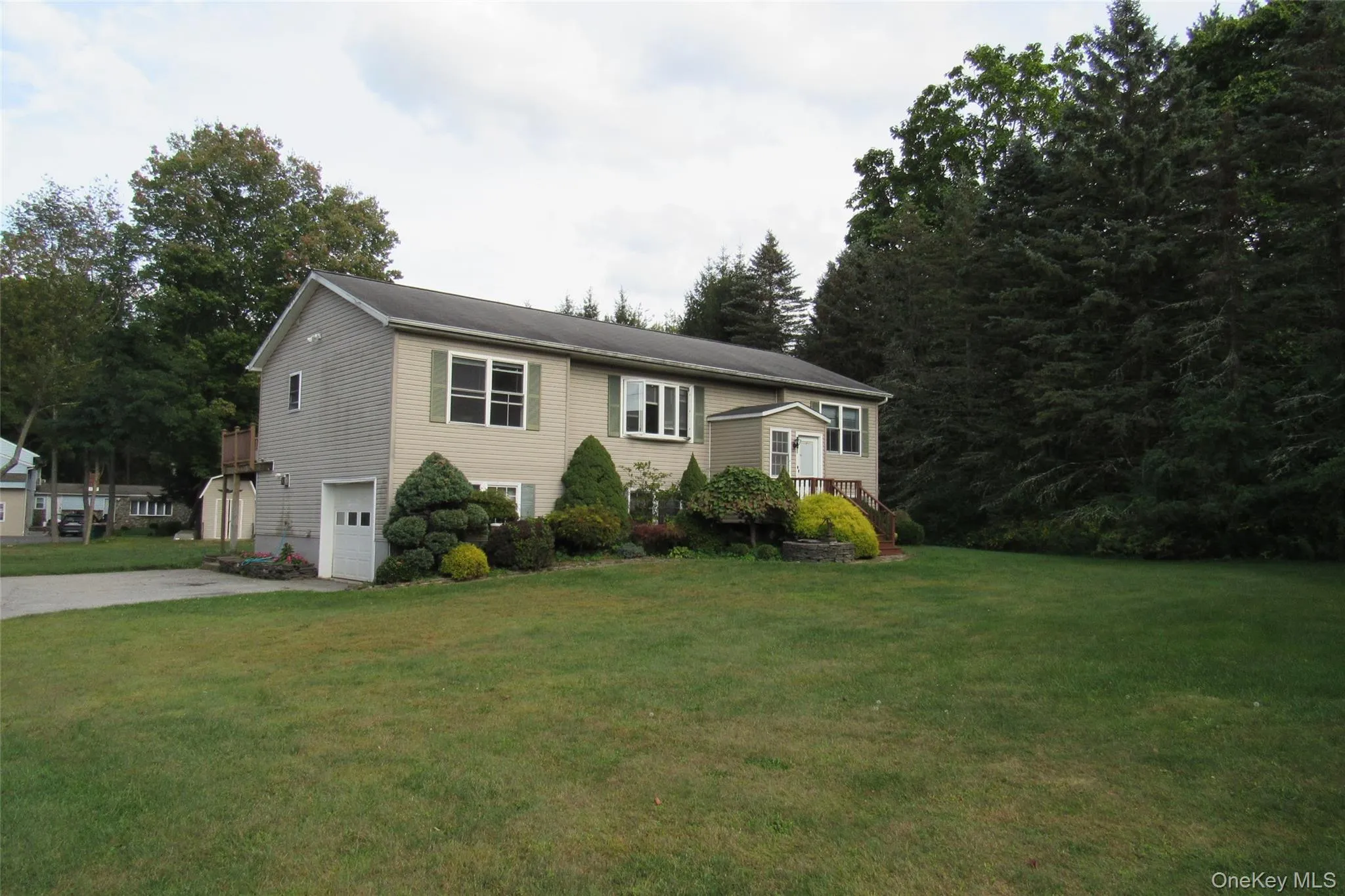 Showing front yard Showing front yard