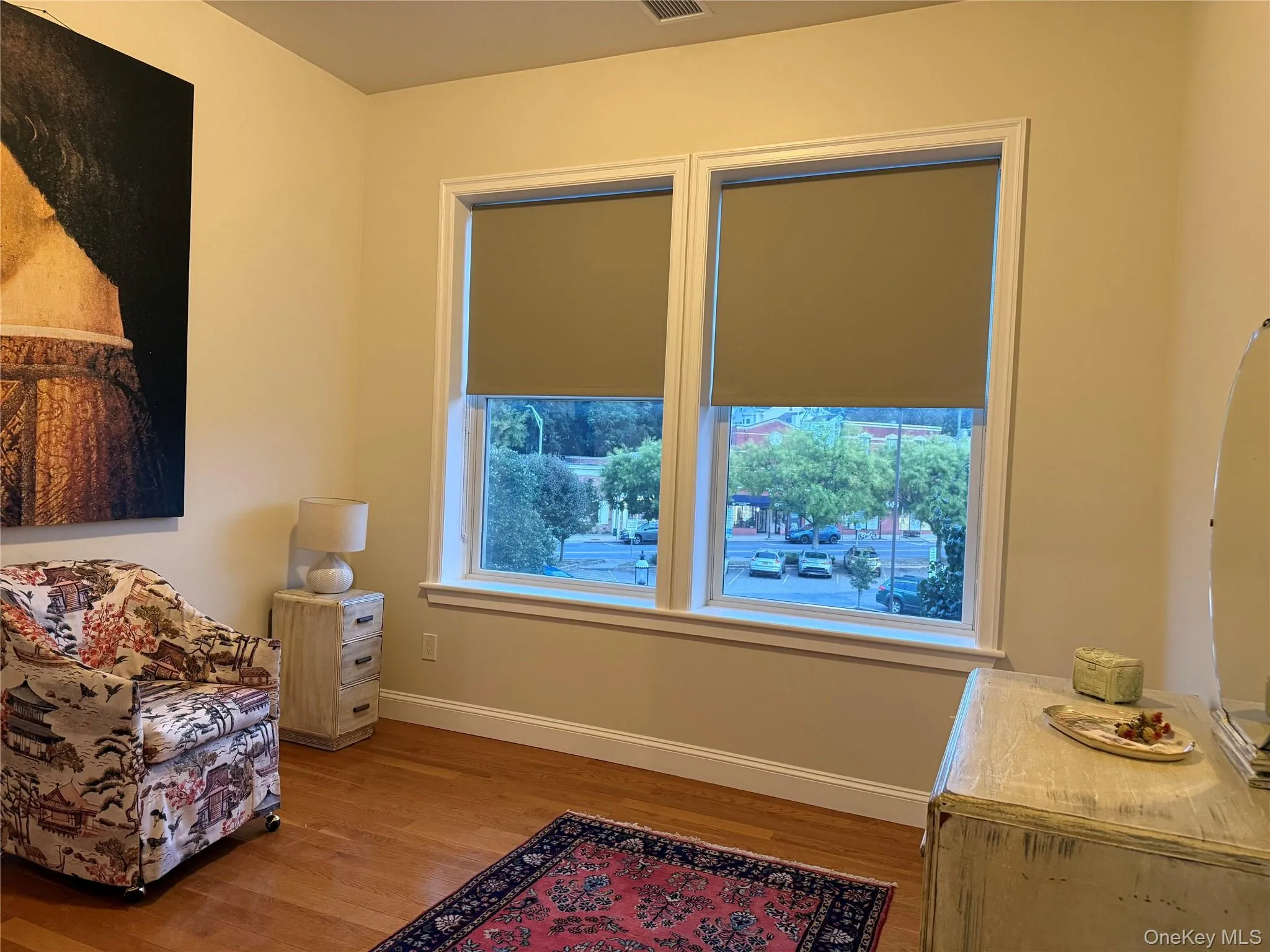 Left-hand side Bedroom w/two large windows and black out shades Left-hand side Bedroom w/two large windows and black out shades