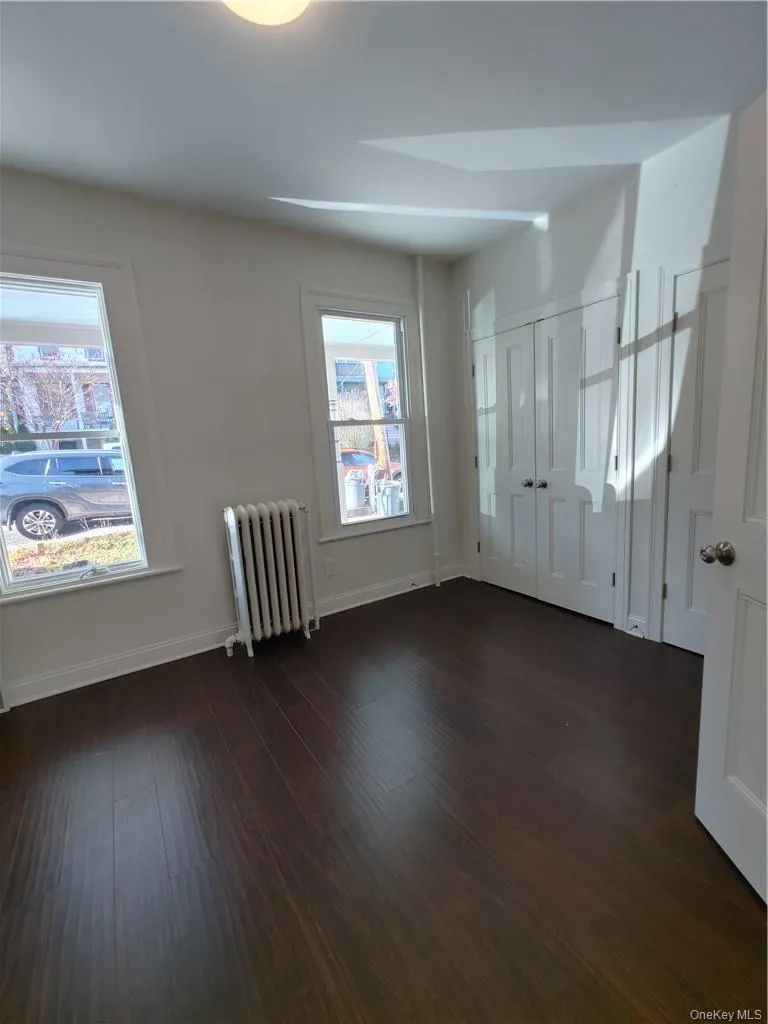 Main bedroom on walk-in level from street. Main bedroom on walk-in level from street.