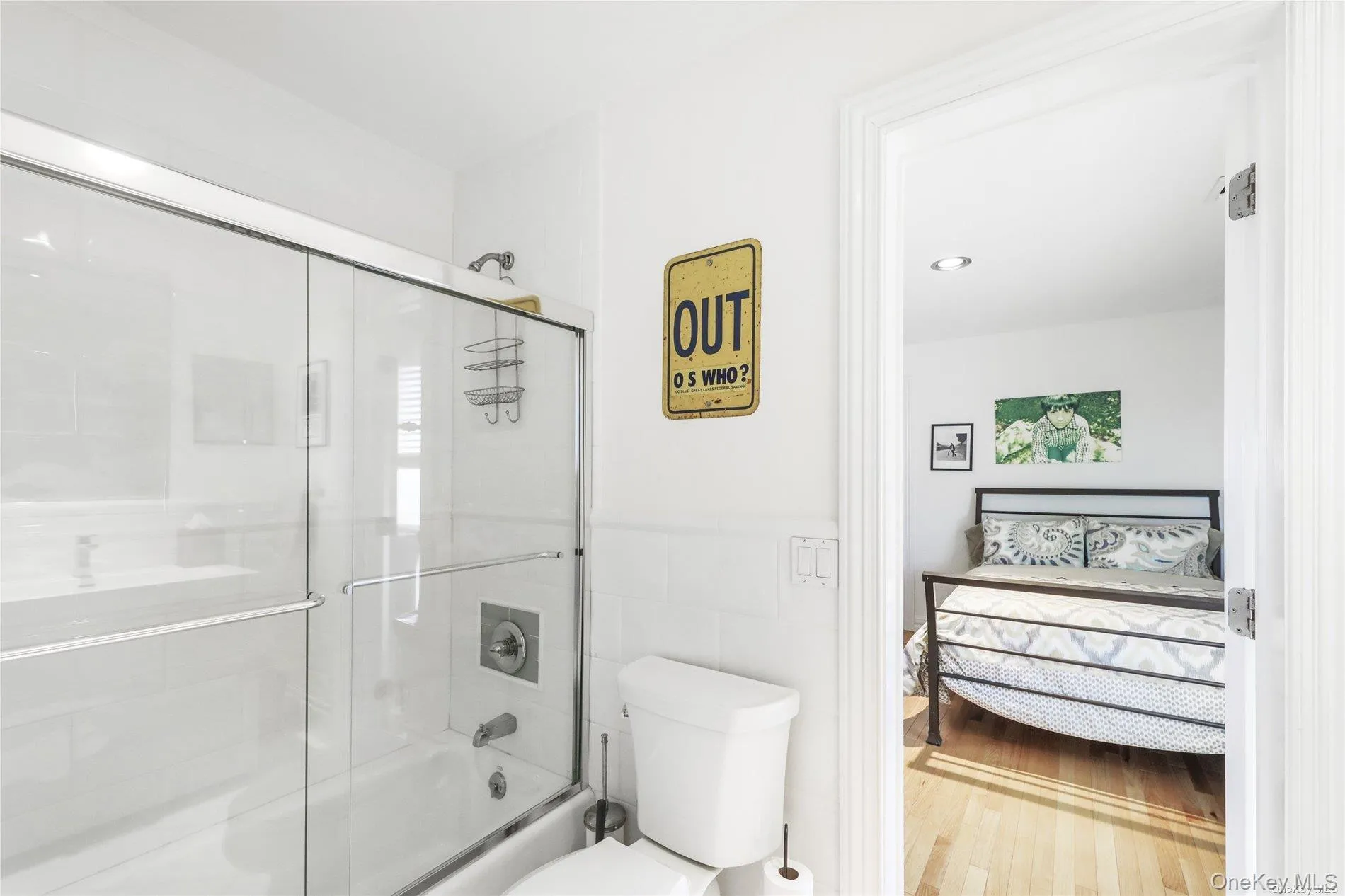 Jack-and-Jill Full Bath w/Tub Jack-and-Jill Full Bath w/Tub