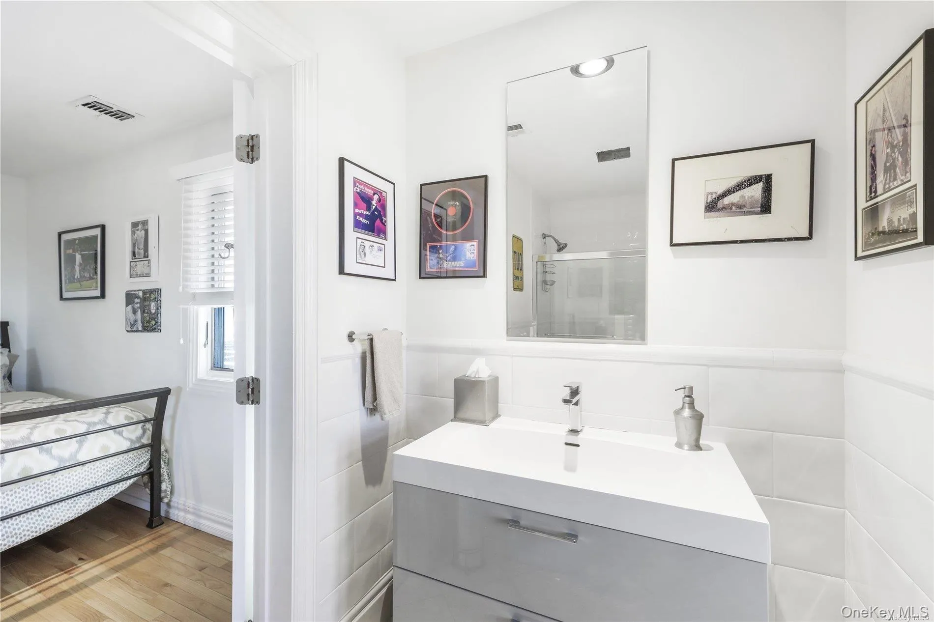 Jack-and-Jill Full Bath w/Tub Jack-and-Jill Full Bath w/Tub