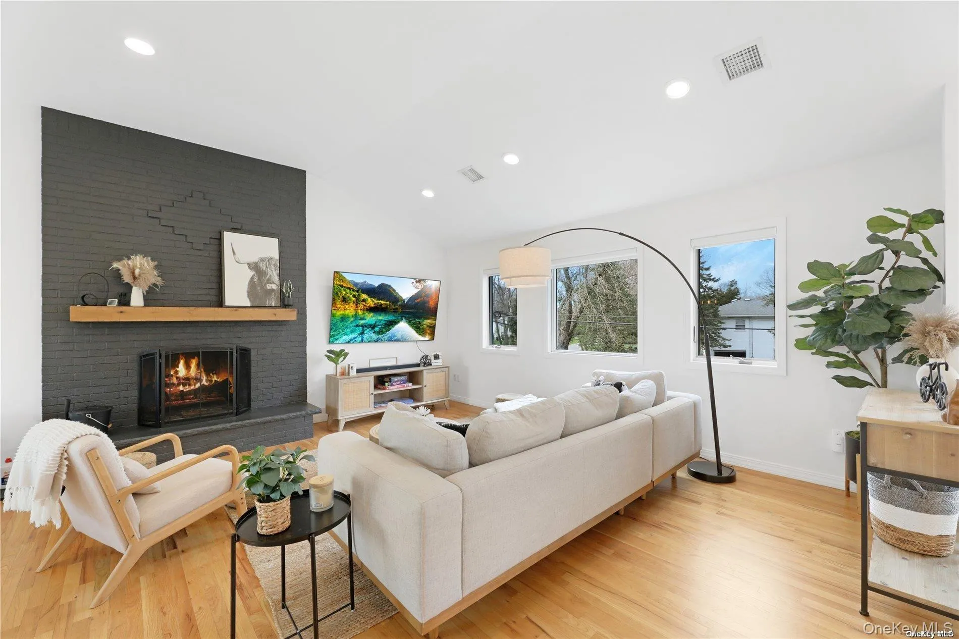 Stylish Living Room w/Fireplace Stylish Living Room w/Fireplace