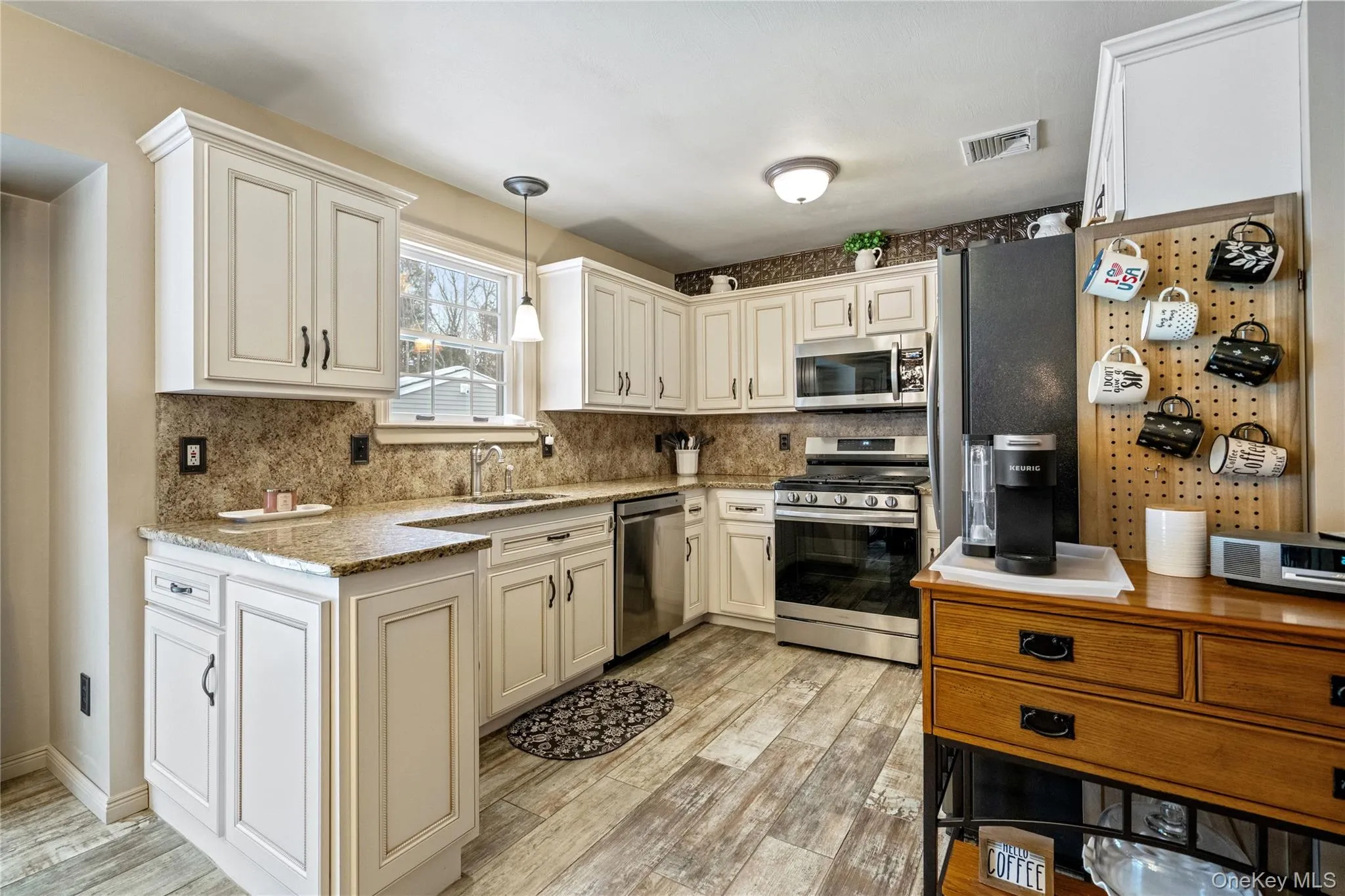 27 Evelyn Court, Brookhaven, NY, 6 Bedrooms Bedrooms, 10 Rooms Rooms,3 BathroomsBathrooms,Residential Sale,For Rent,Evelyn,0,914851 27 Evelyn Court, Brookhaven, NY, 6 Bedrooms Bedrooms, 10 Rooms Rooms,3 BathroomsBathrooms,Residential Sale,For Rent,Evelyn,0,914851