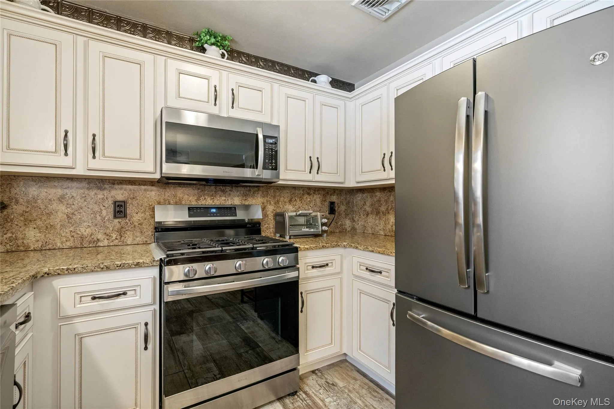 27 Evelyn Court, Brookhaven, NY, 6 Bedrooms Bedrooms, 10 Rooms Rooms,3 BathroomsBathrooms,Residential Sale,For Rent,Evelyn,0,914851 27 Evelyn Court, Brookhaven, NY, 6 Bedrooms Bedrooms, 10 Rooms Rooms,3 BathroomsBathrooms,Residential Sale,For Rent,Evelyn,0,914851