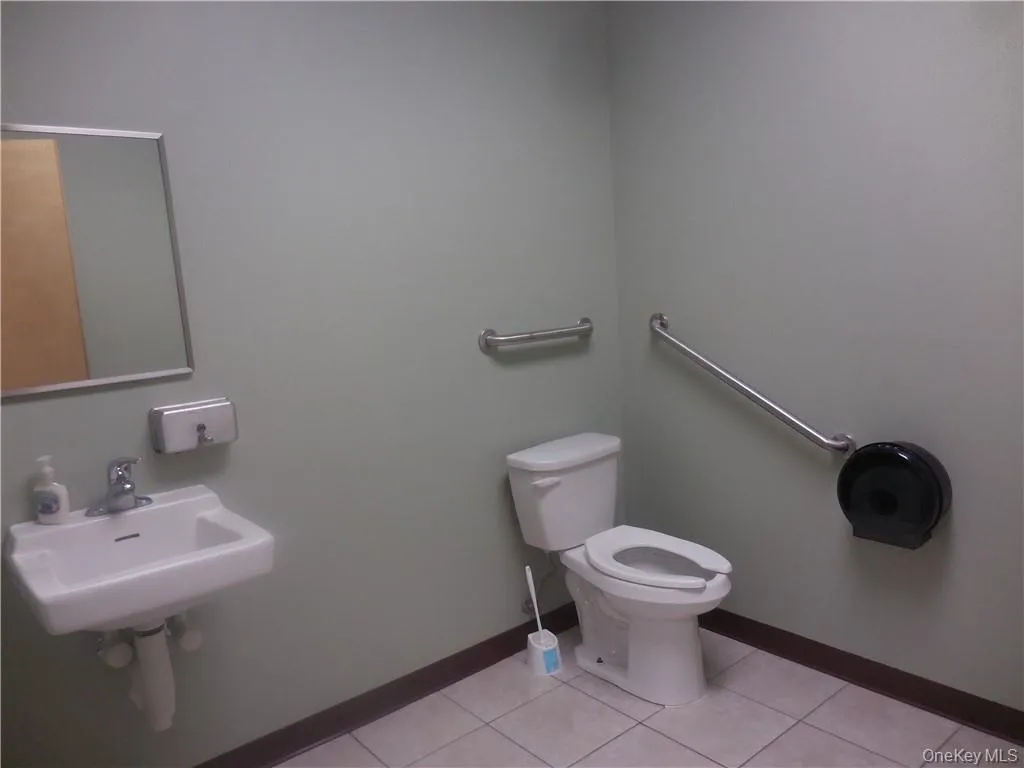 Restroom in the common areas. Restroom in the common areas.