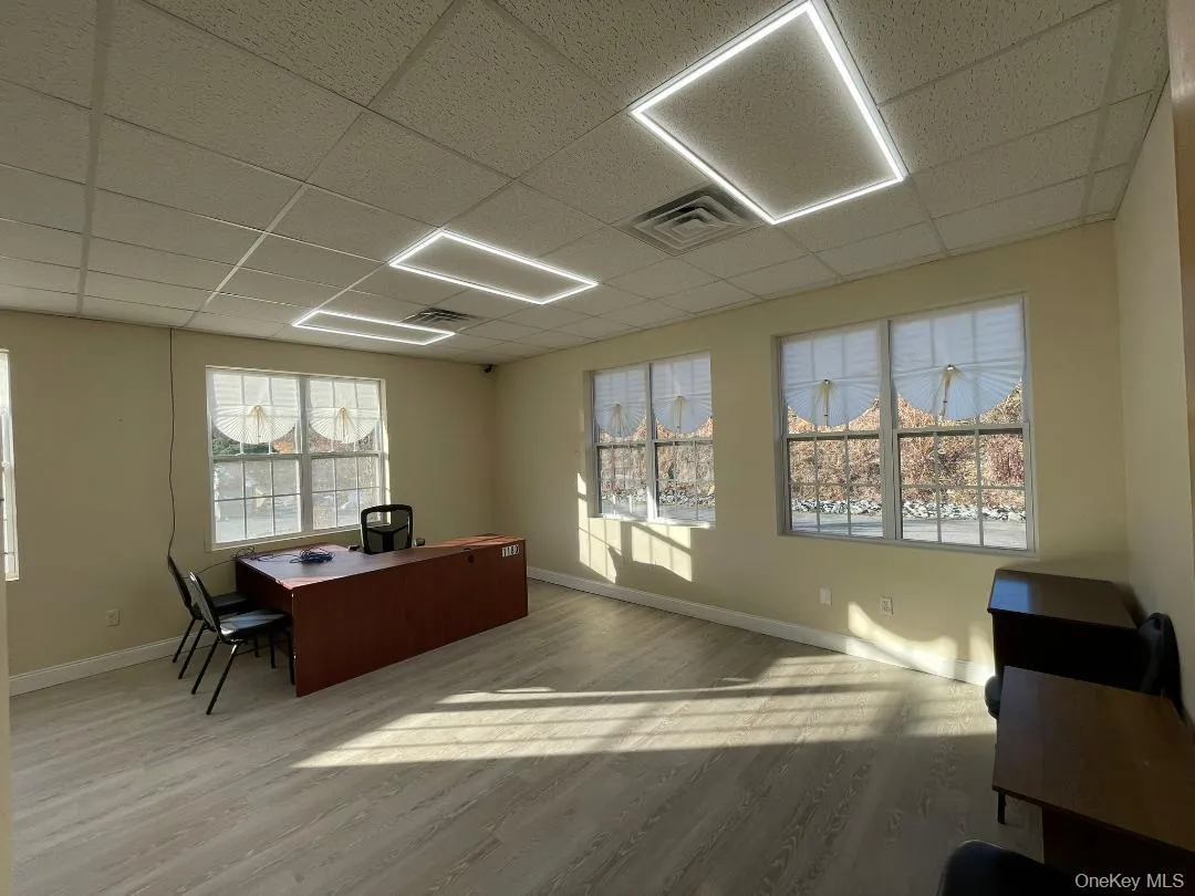 Large corner suite for $1200 with plenty of sunlight. Large corner suite for $1200 with plenty of sunlight.