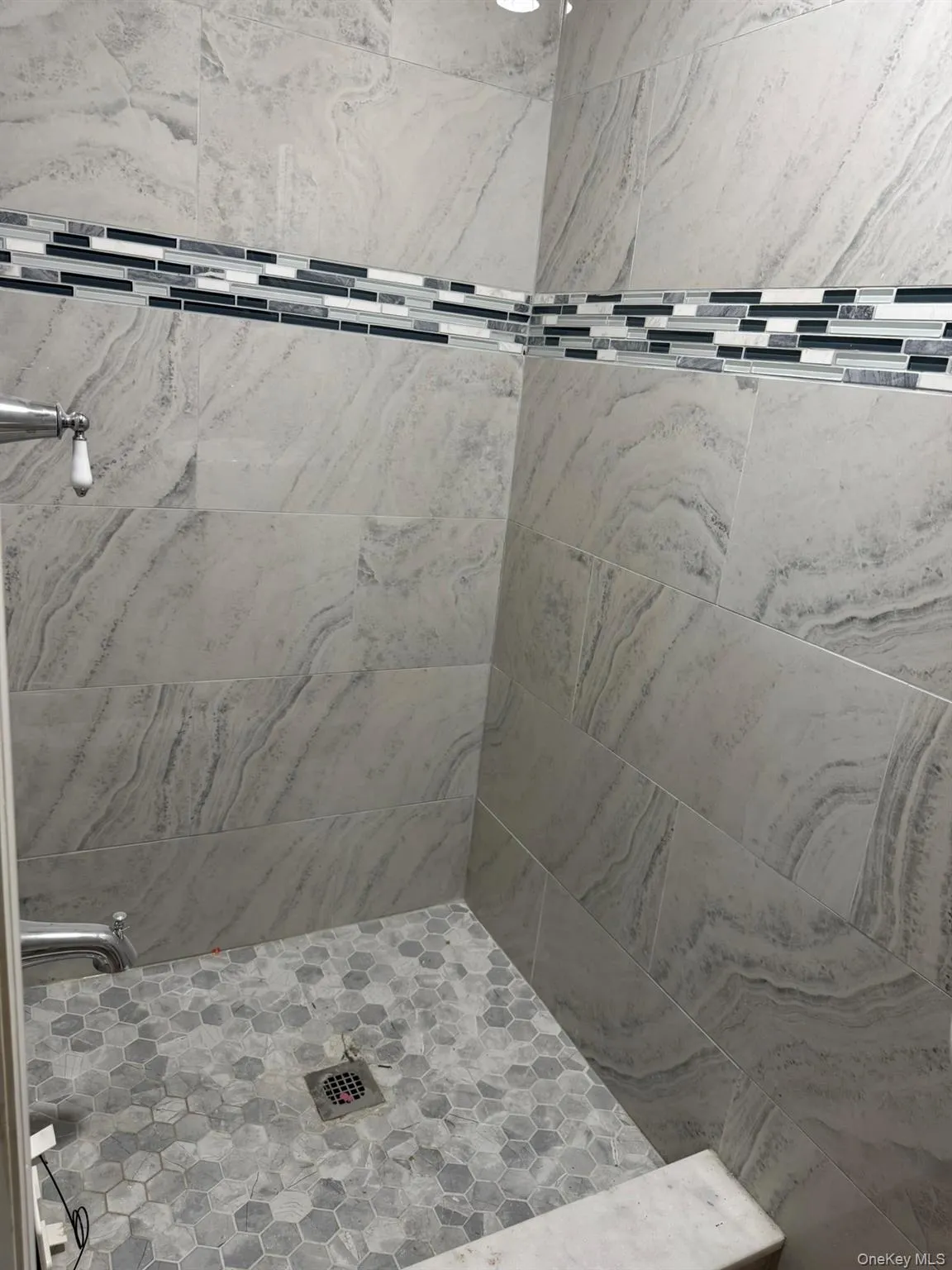 Bathroom featuring tiled shower Bathroom featuring tiled shower