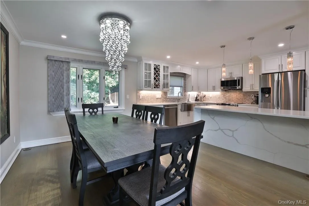 Dining/Room open to the Kitchen Dining/Room open to the Kitchen