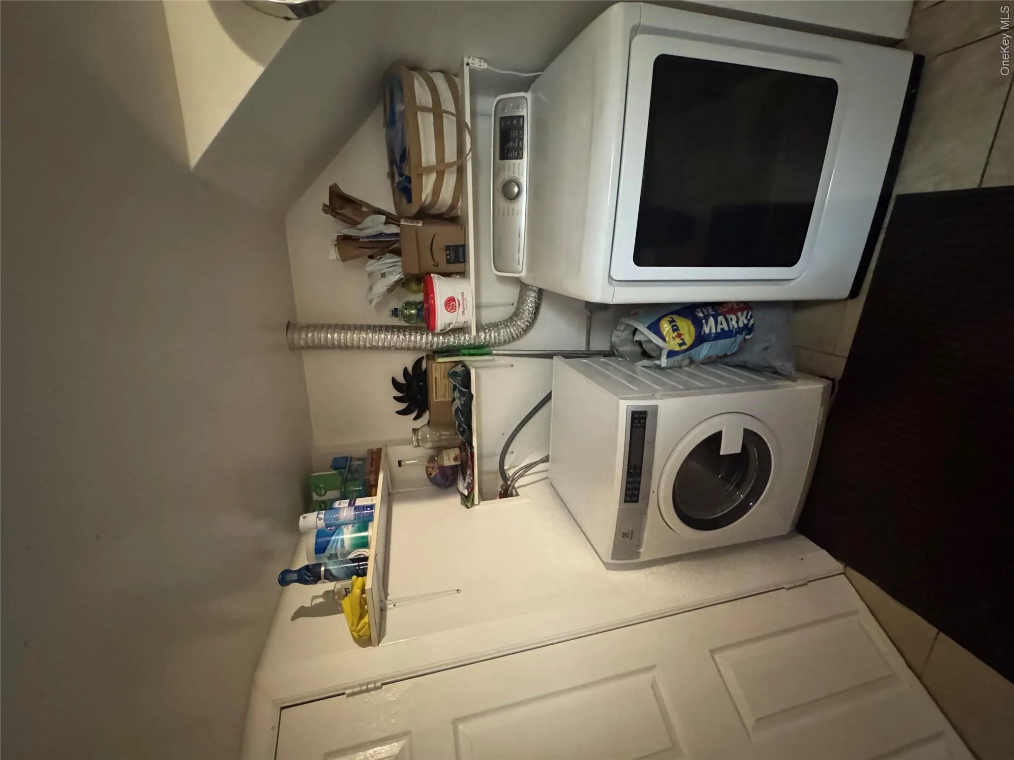 Laundry area featuring light tile patterned flooring and independent washer and dryer Laundry area featuring light tile patterned flooring and independent washer and dryer