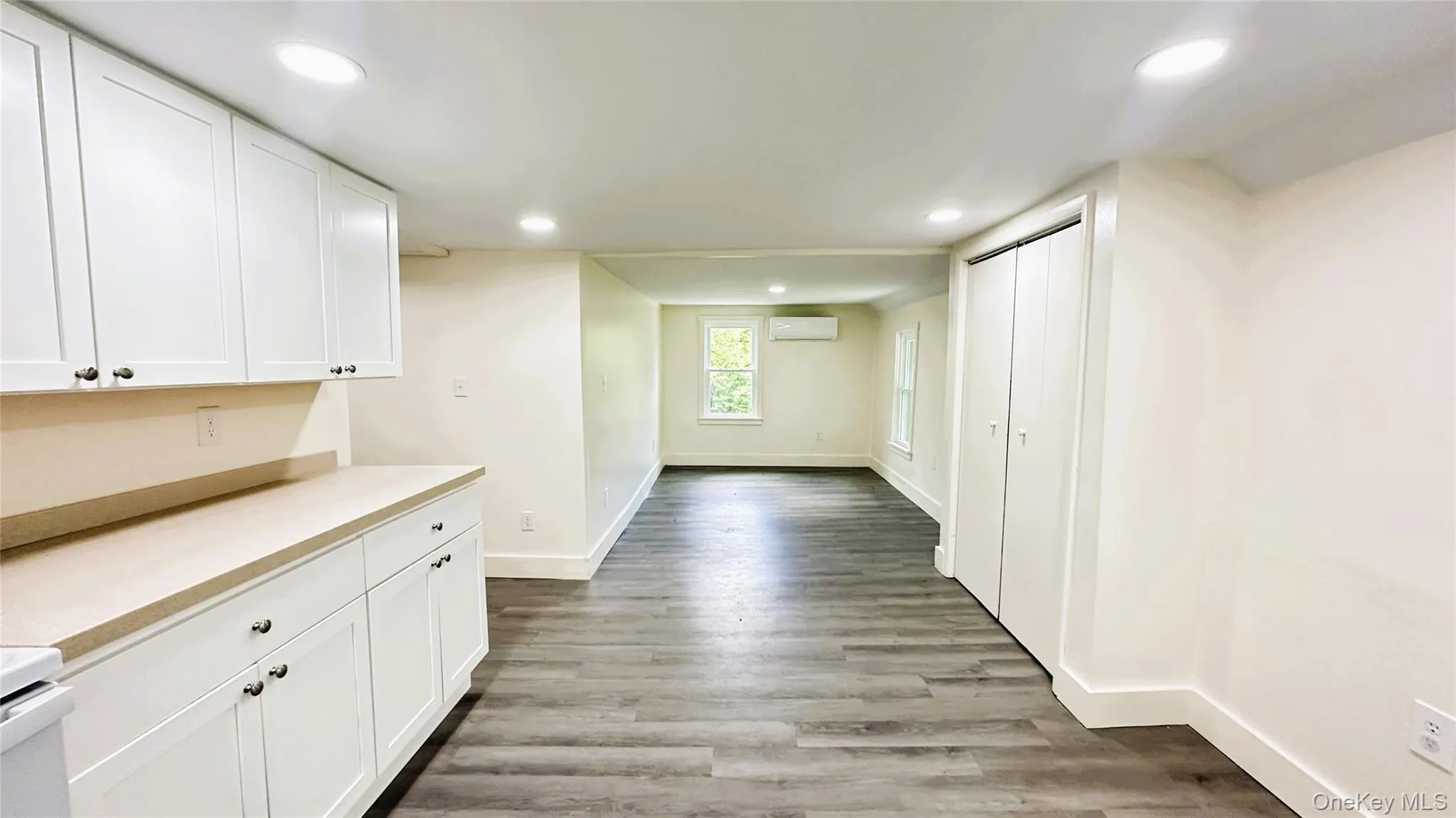 View from the kitchen into the Livingroom View from the kitchen into the Livingroom