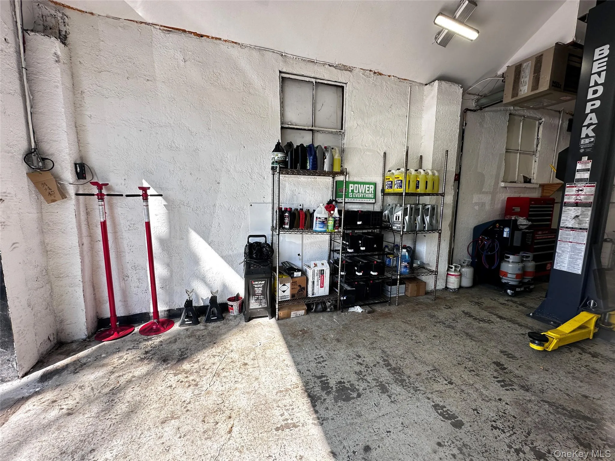 Garage with a heating unit Garage with a heating unit