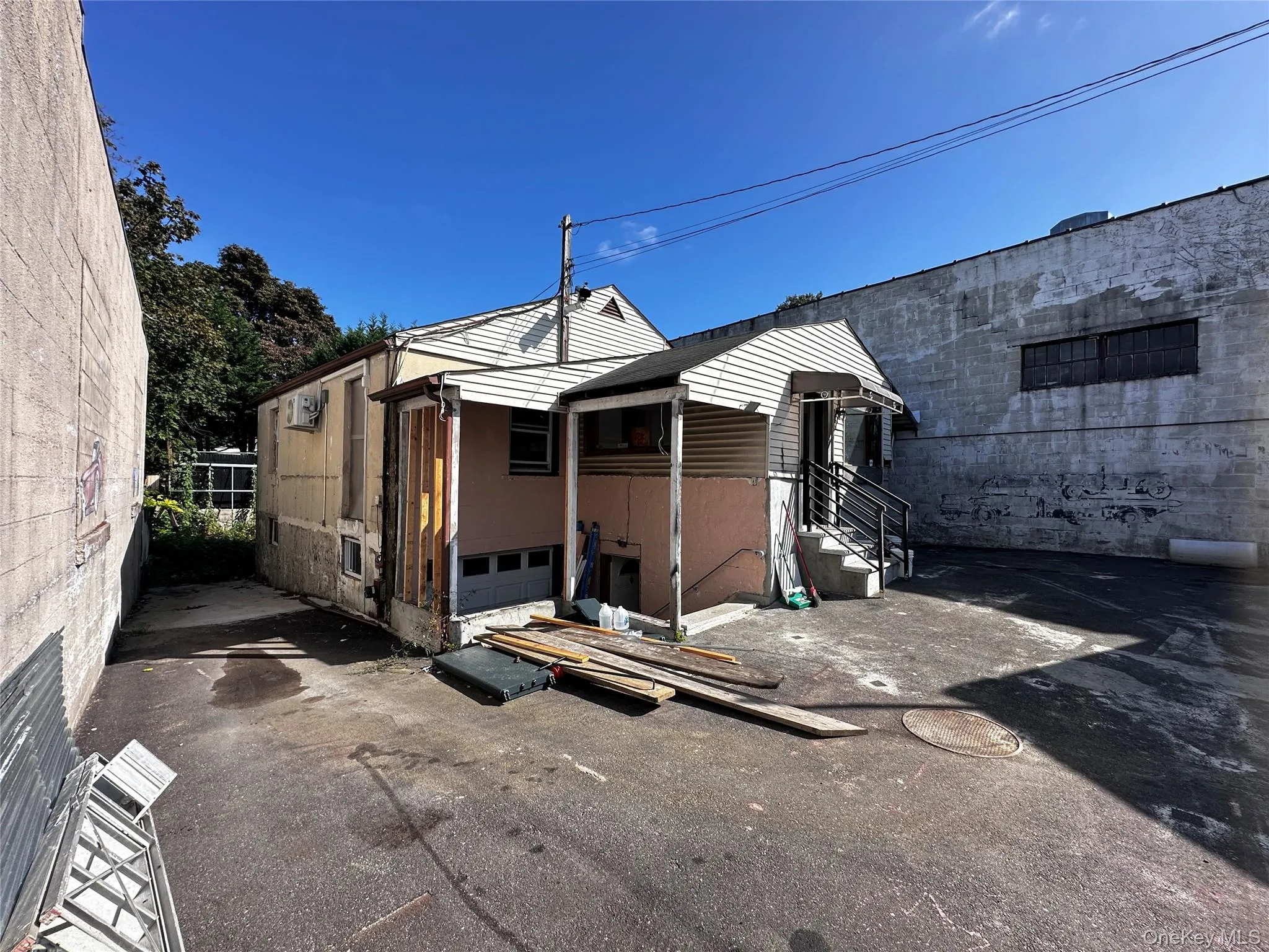 View of front facade featuring a garage View of front facade featuring a garage