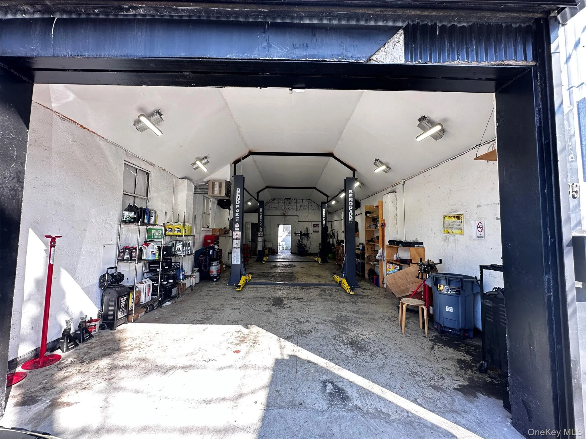 Garage with a heating unit Garage with a heating unit