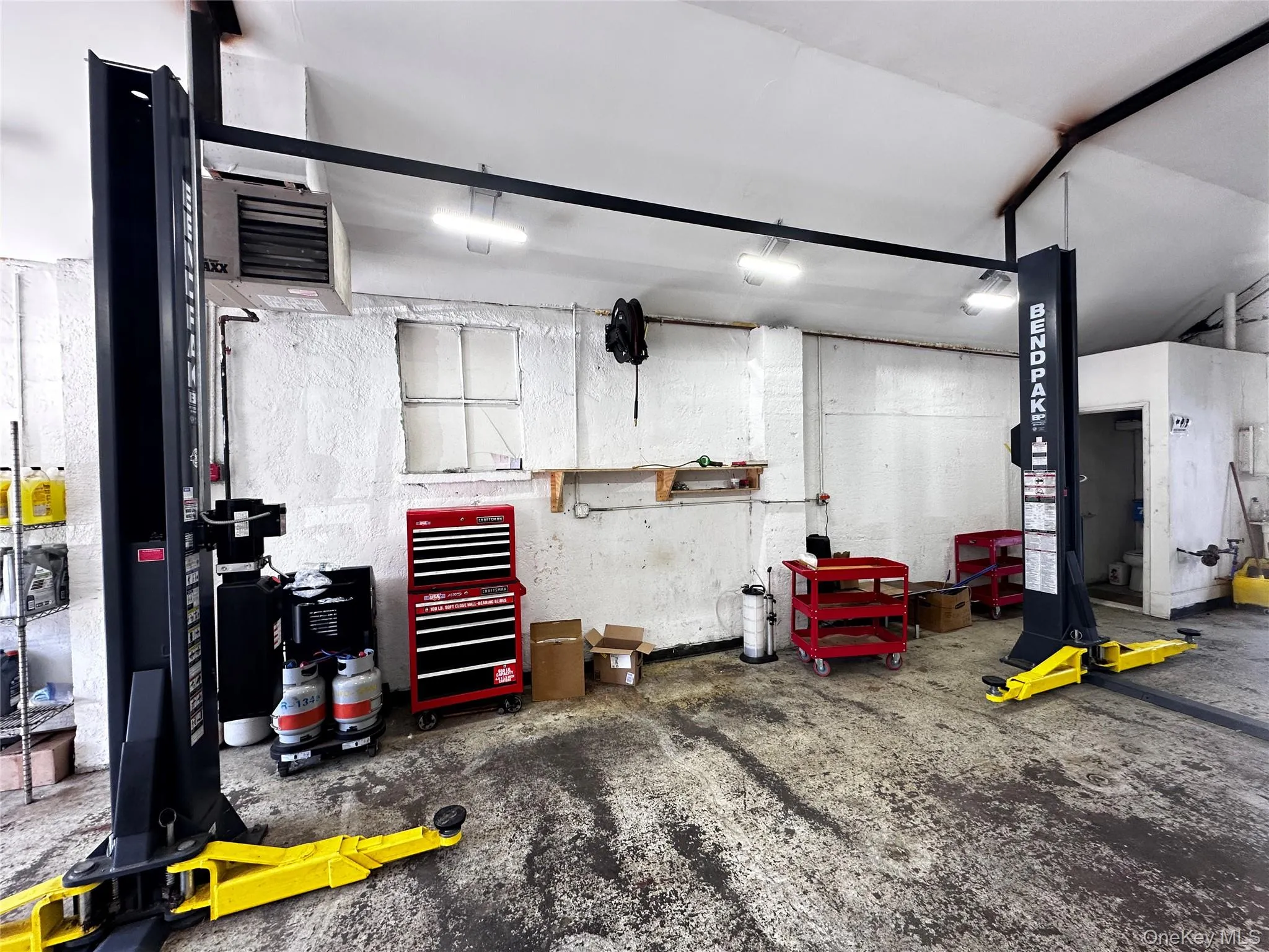 Garage with a heating unit Garage with a heating unit