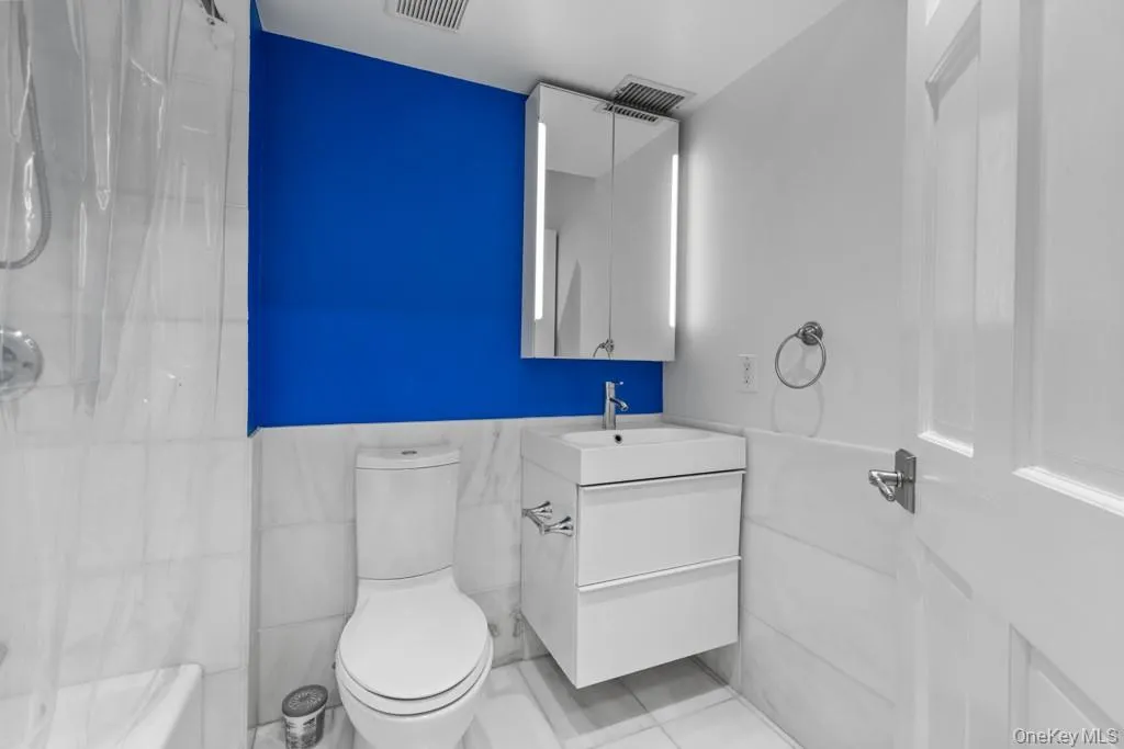 Full hall bath with tub/shower Full hall bath with tub/shower