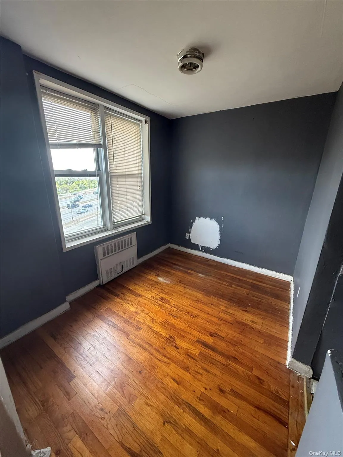 Empty room with baseboards and hardwood / wood-style flooring Empty room with baseboards and hardwood / wood-style flooring