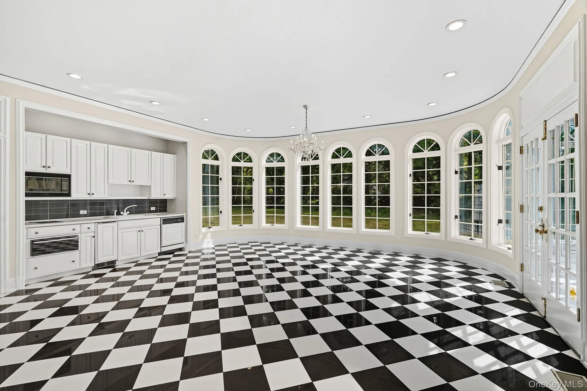 Alternate view eat-in-kitchen Alternate view eat-in-kitchen