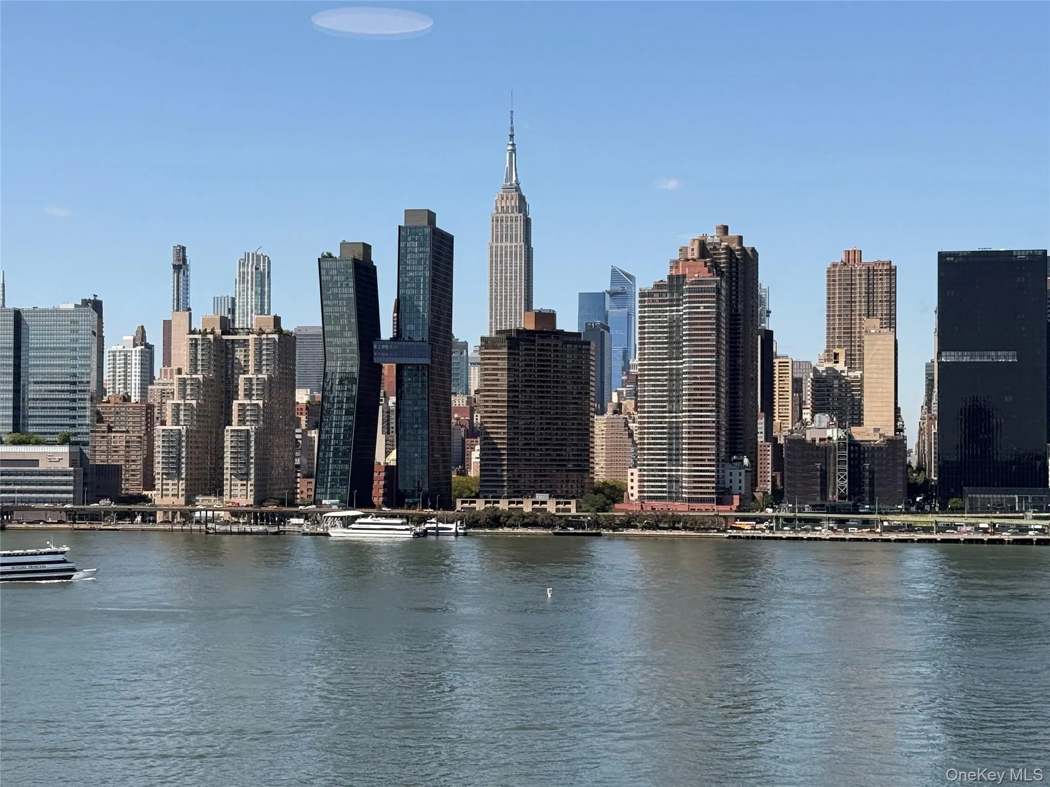 Skyline view of Manhattan Skyline view of Manhattan
