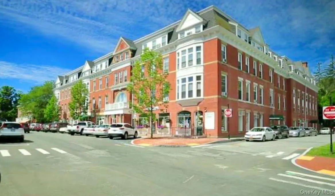 Beautiful Village center attracts buyers and clients! Beautiful Village center attracts buyers and clients!