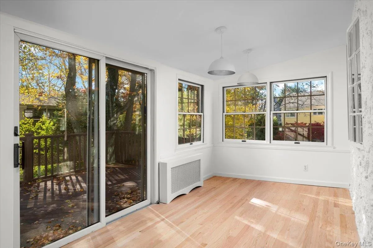Breakfast area/sunroom space just off the kitchen. Breakfast area/sunroom space just off the kitchen.