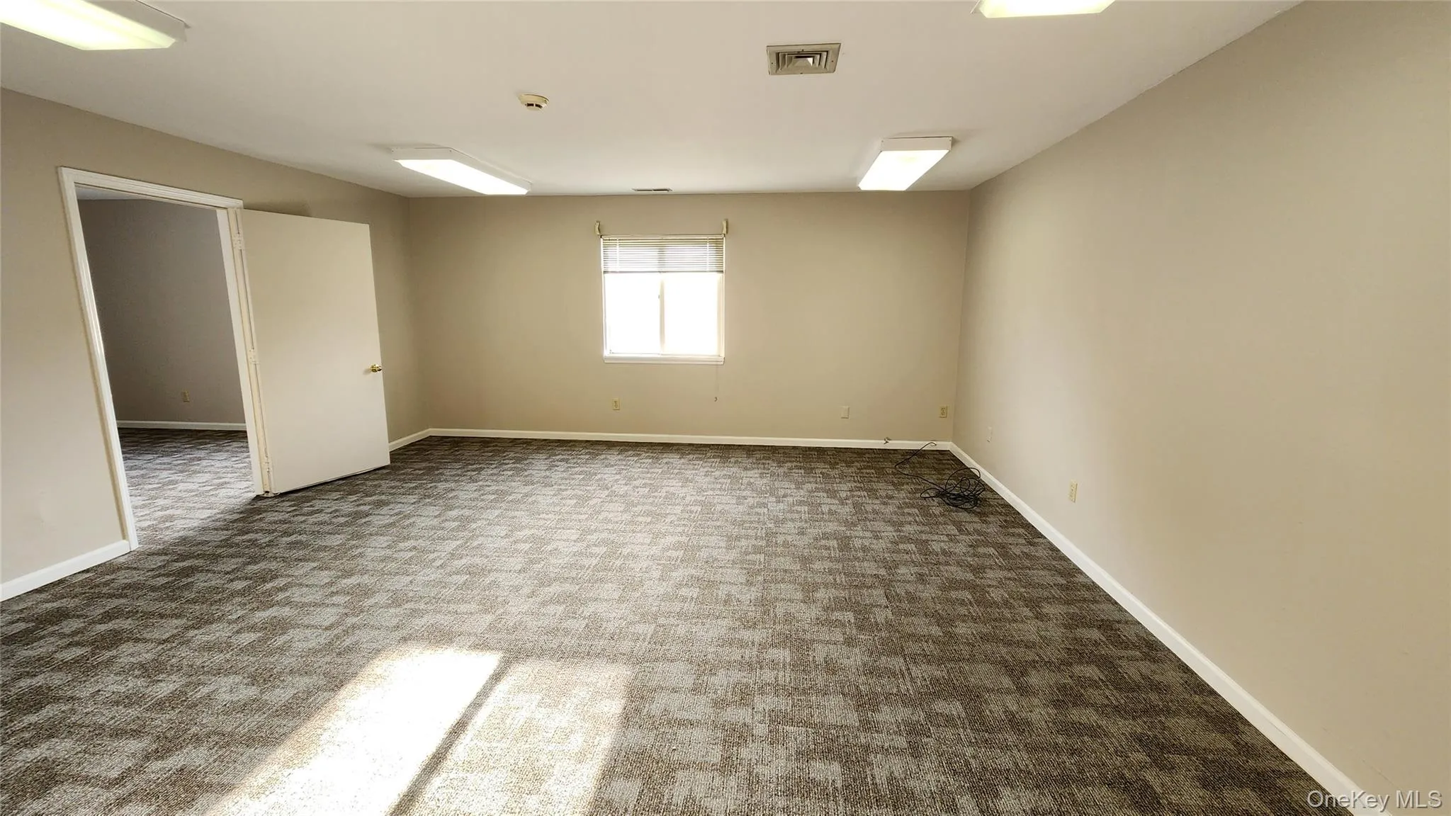 Back Office Left Side of Building - Approx. 17.75ft x 18.75ft Back Office Left Side of Building - Approx. 17.75ft x 18.75ft