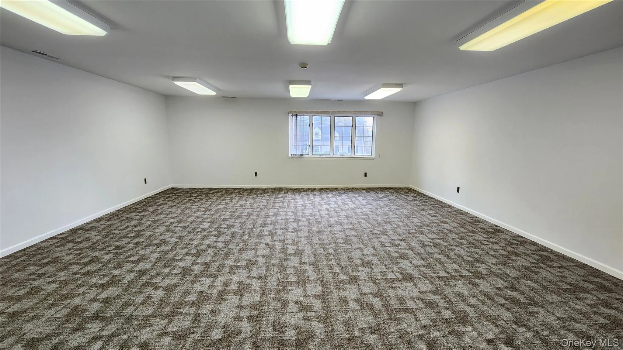 Front Center Room. Size Approx. 22.5ft x 22.5ft Front Center Room. Size Approx. 22.5ft x 22.5ft
